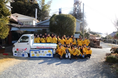 宿舎の椿荘の前で