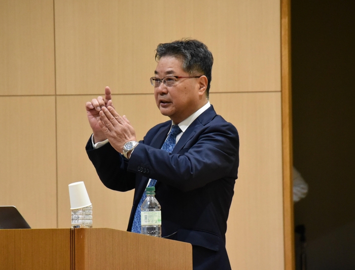 講演する森特任教授