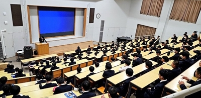 令和7年（2025年）4月に実施した警察講話の様子