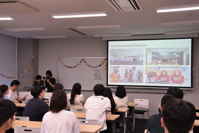 全南大学校のカリキュラムなどを紹介する学生たち