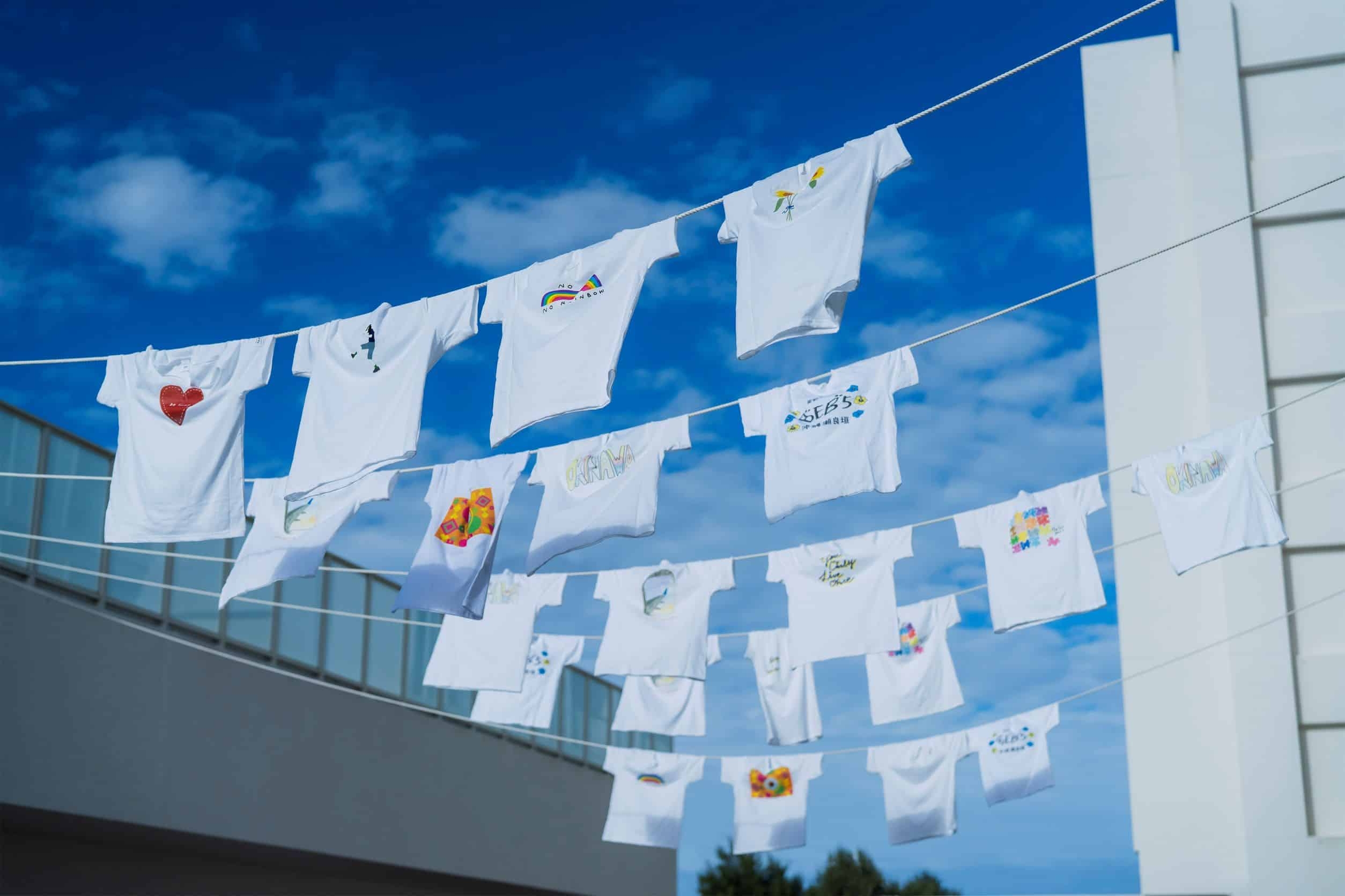 【BEB5沖縄瀬良垣】“捨てられるはずのTシャツ”活用アート!「海風ひらひらTシャツスカイ」開催 ~オリジナルTシャツ作成体験も実施~|期間:2023年6月1日~7月15日