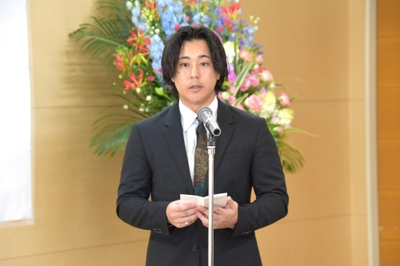謝辞を述べる野本さん