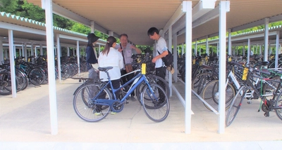 登下校時の生徒の安全を守る「安全な通学と自転車の整備点検」　自転車組合の協力による通学用自転車の点検で事故を未然に防ぐ