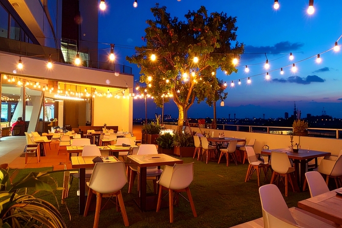 手軽に楽しめるルーフトップビアテラス