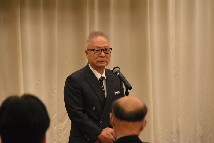 挨拶する谷会長