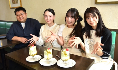 完成した「サボテンパフェ」と（右から）加古さん、堀内さん、山下さん、マウンテンの加納さん