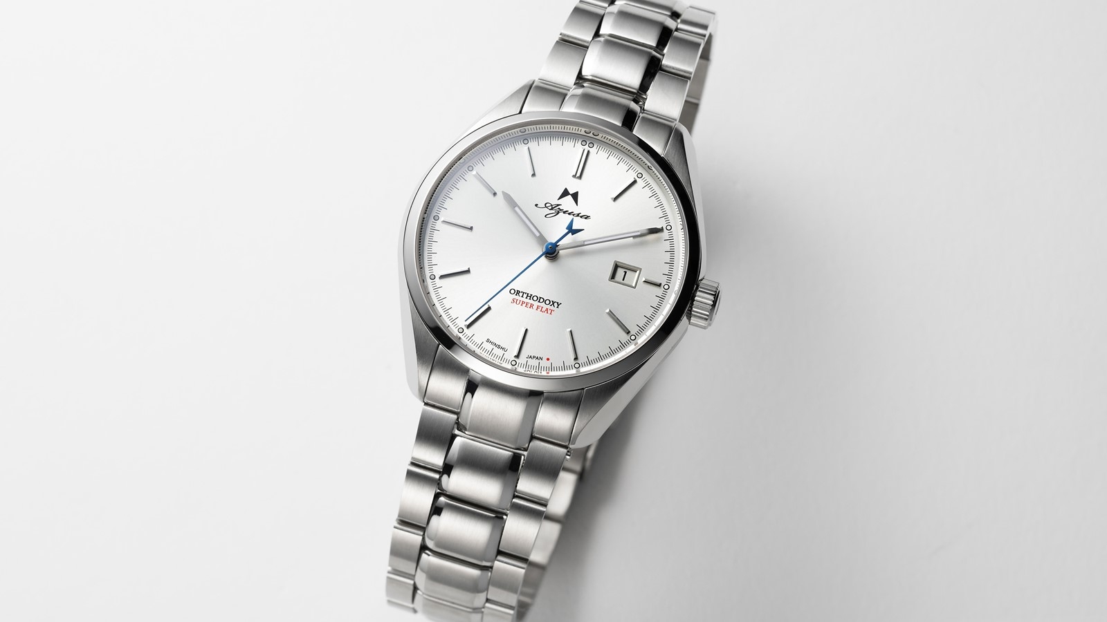 ベルトはケースと一体感のあるメタルベルト