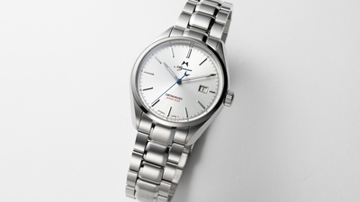 ベルトはケースと一体感のあるメタルベルト