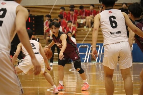 有力校の駒大苫小牧相手に躍動した理大附・久保選手(中央)