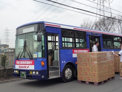 輸送で活躍した大新東株式会社のバス