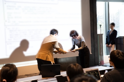 成果と挑戦を称え合う、MVP表彰のひとコマ