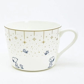 温かな飲み物でホッと一息。毎日使いに最適なスヌーピーのボーンチャイナ製マグ