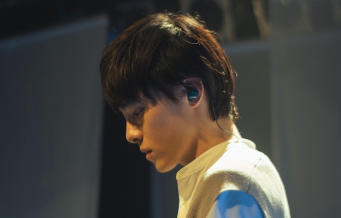 海野清澄・ライブシーンにて (©むつき潤・小学館/「バジーノイズ」製作委員会)