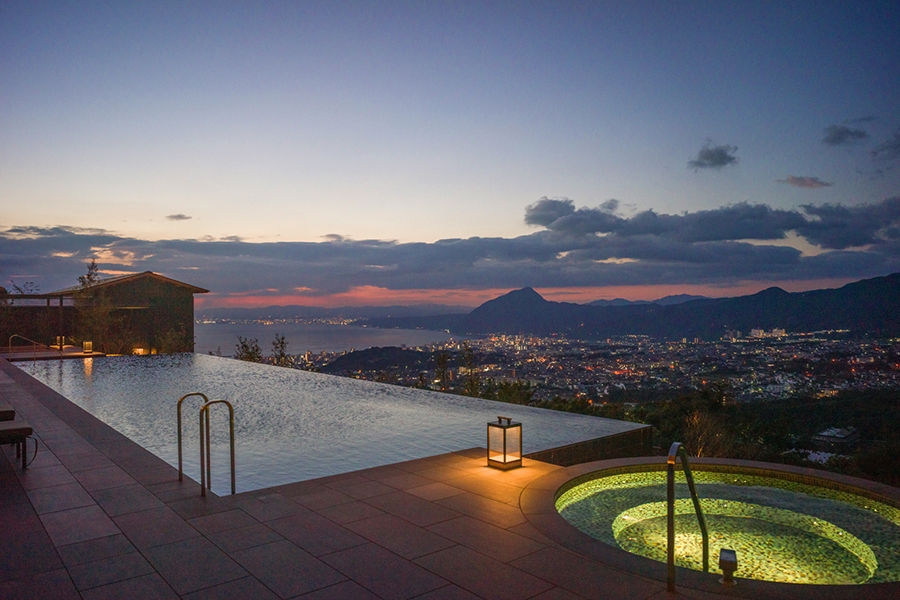 プールサイドからのロマンティックな夜景(イメージ)