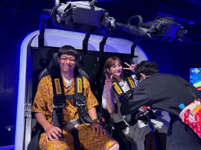 ④東京タワーのアトラクション体験(左からバッテリィズ(エース)、菊地亜美)