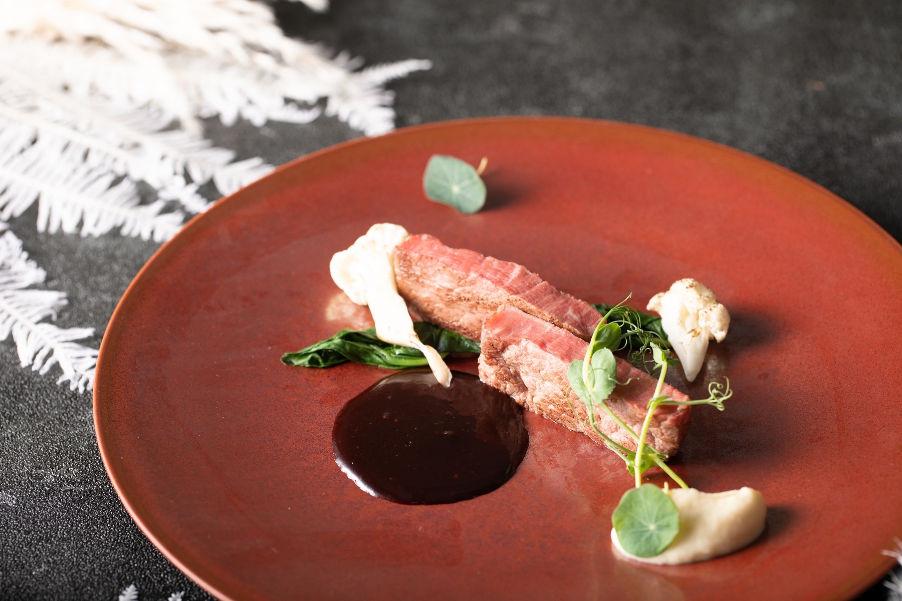 ▲肉料理 愛情: 十勝北部・東大雪山系のすそ野に位置する自然環境豊かな士幌町の新鮮な空気と水で健康に愛情豊かに育った「しほろ牛」は、脂肪が少なく、ジューシーで柔らかい赤身が自慢。その士幌若牛をローストした至極の一品。