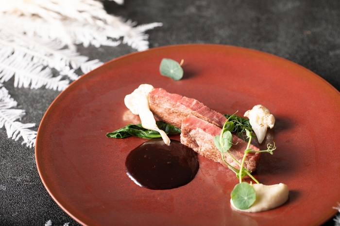 ▲肉料理 愛情: 十勝北部・東大雪山系のすそ野に位置する自然環境豊かな士幌町の新鮮な空気と水で健康に愛情豊かに育った「しほろ牛」は、脂肪が少なく、ジューシーで柔らかい赤身が自慢。その士幌若牛をローストした至極の一品。