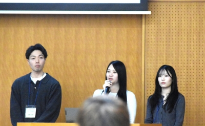 大村知事からの質問に答える窪田華音さん（経営学部3年）