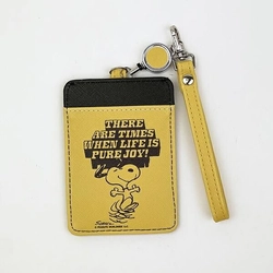 派手色とシンプルなイラストがおしゃれな、スヌーピーのキーケースとパスケース特集。鍵や小物、カード類をまとめられて便利です