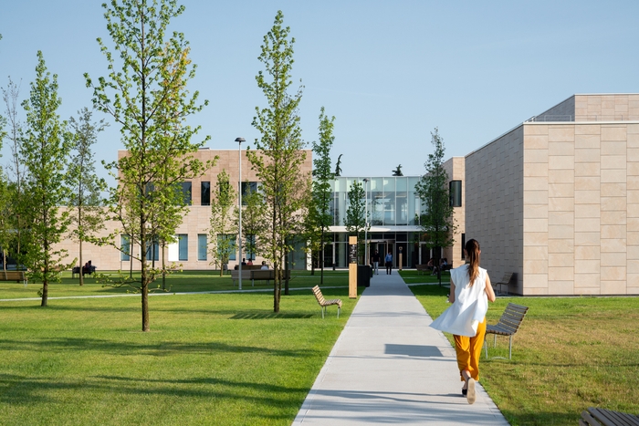 ヒュマニタス大学キャンパス写真