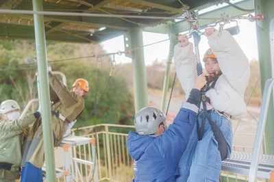 ▲2人同時に飛べる絆ジップラインに挑戦しよう！