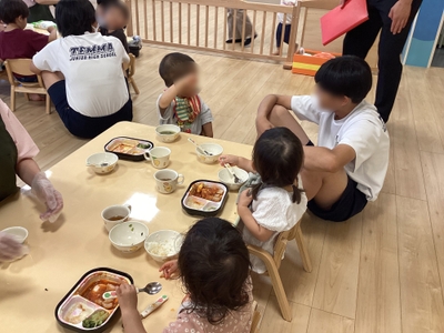 食事をすすめながら見守ります
