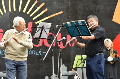 フルート演奏を披露する飯島終身教授（左）