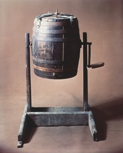 創業の頃使用していた手回しの木製バターチャーン