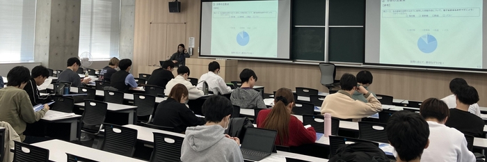 調査データについて解説する大野沙知子 准教授