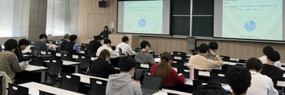 調査データについて解説する大野沙知子 准教授