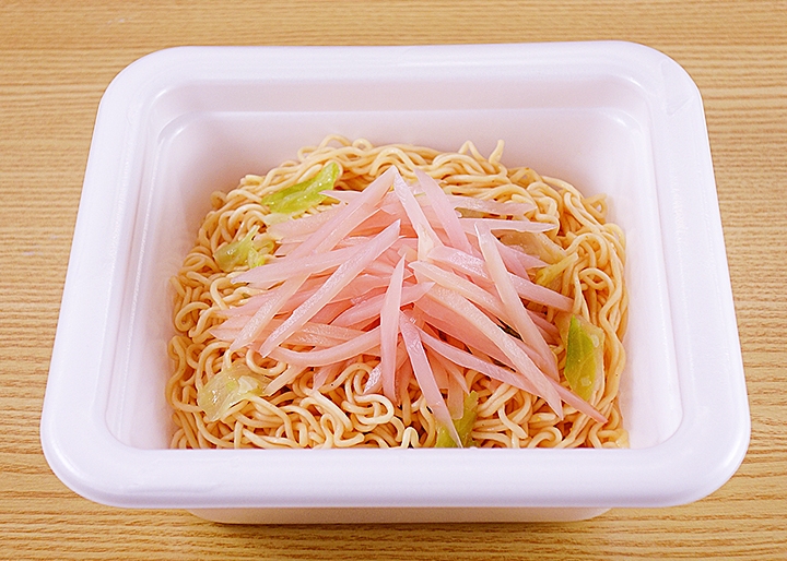 『岩下の新生姜味 塩焼そば』調理例(岩下の新生姜の千切りをたっぷりトッピング)