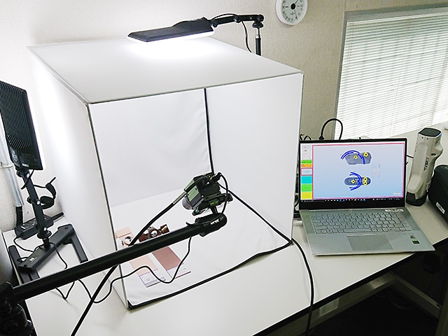 「VECSS-KCW」構成例:抜き取り簡易検査色評価システムとしてエリアスキャンカメラを配置(右側の多角度分光測色計は基準規定用として利用)