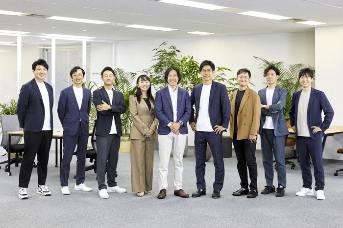 写真左から、株式会社eiicon 管理本部 本部長 岡朋宏、執行役員/地域戦略事業本部 本部長 伊藤達彰、社外取締役 岡洋、代表取締役社長/Founder・CEO 中村亜由子、新 社外監査役 菅原稔 氏、新 社外監査役 原島陽一 氏、取締役副社長/COO・CDO 富田直、イノベーション推進事業本部 Enterprise事業部 部長 香川脩、常務執行役員/CHRO/地域創生・イノベーション創出支援事業本部 本部長 村田宗一郎