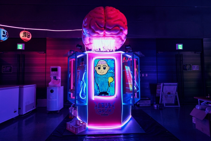 巨大な脳が幻想的に光輝く「脳汁スタンド」