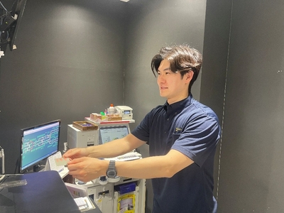 ポロシャツを着用した駅係員