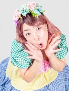 東三河マルシェの期間中ＭＣを担当   設楽町出身の漫談師「さやか結」