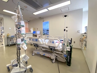 医療施設での快適空間実現に向けて。奈良県立医科大学附属病院が病室の環境改善に関する検証を、 55インチの大型スマートウィンドウAtmoph Window Upで開始。