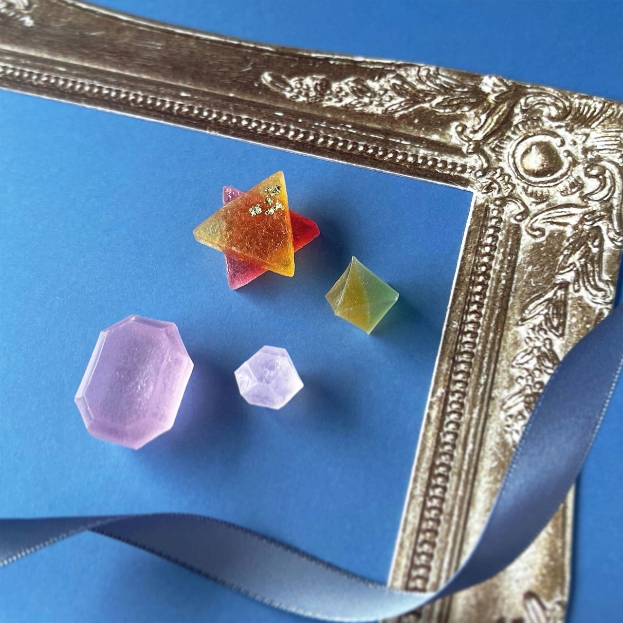 菫色の宝石は、サファイアと同じく9月の誕生石であるクンツァイトをイメージ