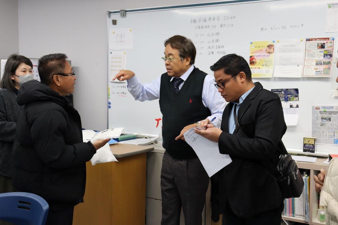 山本准教授の話を熱心に聞くルイナタ統括部長(右から3人目)とジョエル専門官(右端)