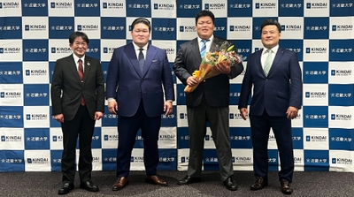 入門会見での記念撮影の様子　（左から、近畿大学相撲部部長 山口仁宏、武隈親方、神﨑大河選手、近畿大学相撲部監督 阿部智志）