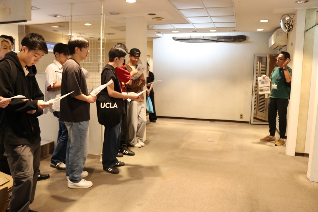 リノベーションに向けて打ち合わせする学生たち