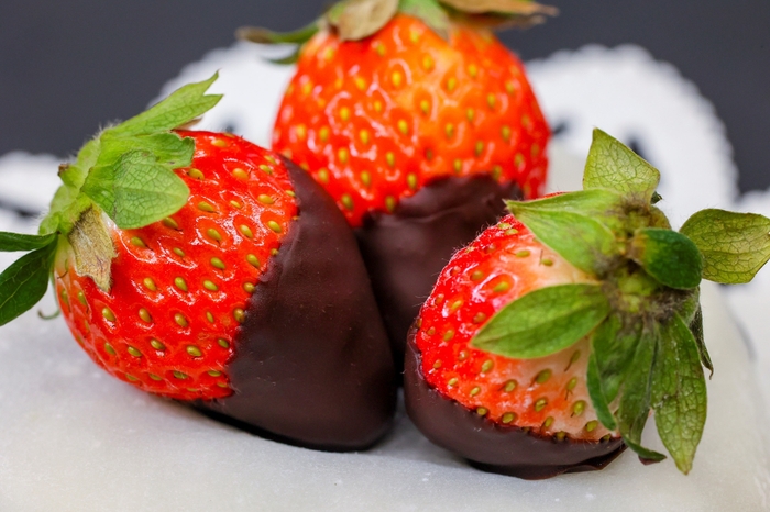 チョコソースがけのいちご