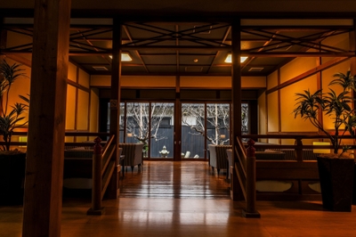 静寂と木のぬくもりが包むロビー