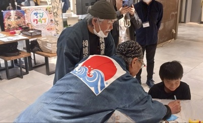 前回の凧つくりの様子