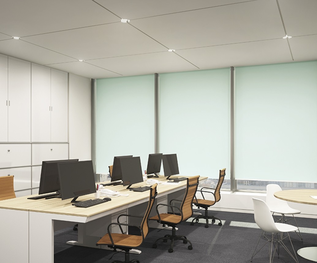 ロールスクリーン:軽やかでモダンな印象を与えるファブリックタイプ。調光タイプや遮光タイプも選べ、カラー展開も豊富です。