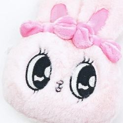 大人気のエスターバニーのぬいぐるみパスケースは思わず抱きしめたくなるふわふわの癒し系