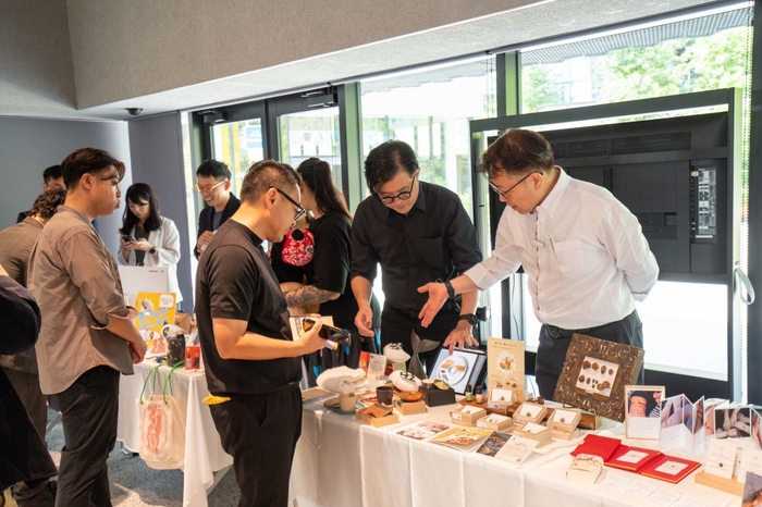 記者会見ではブランドブースで多彩な商品を紹介