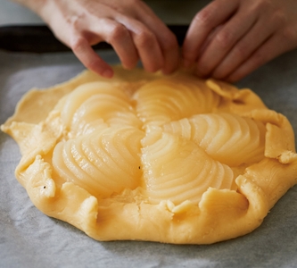 生地のまわりを内側に折り、ひだを作りながら一周するだけ