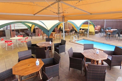 広々とした海の家のお食事スペース