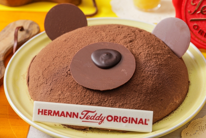 くまのズコットケーキ: クルミ風味のクリームや、ナッツ、ドライフルーツ、チョコレートなどが詰まった見た目もインパクト大のテディベアケーキ。